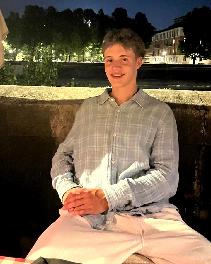 Koen Biemond, eigenaar van Vey Lixo, lachend aan tafel